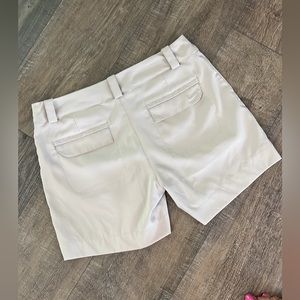 Nike Golf Tour Performance Khaki Shorts Size 6 Womens NWOT. 
L